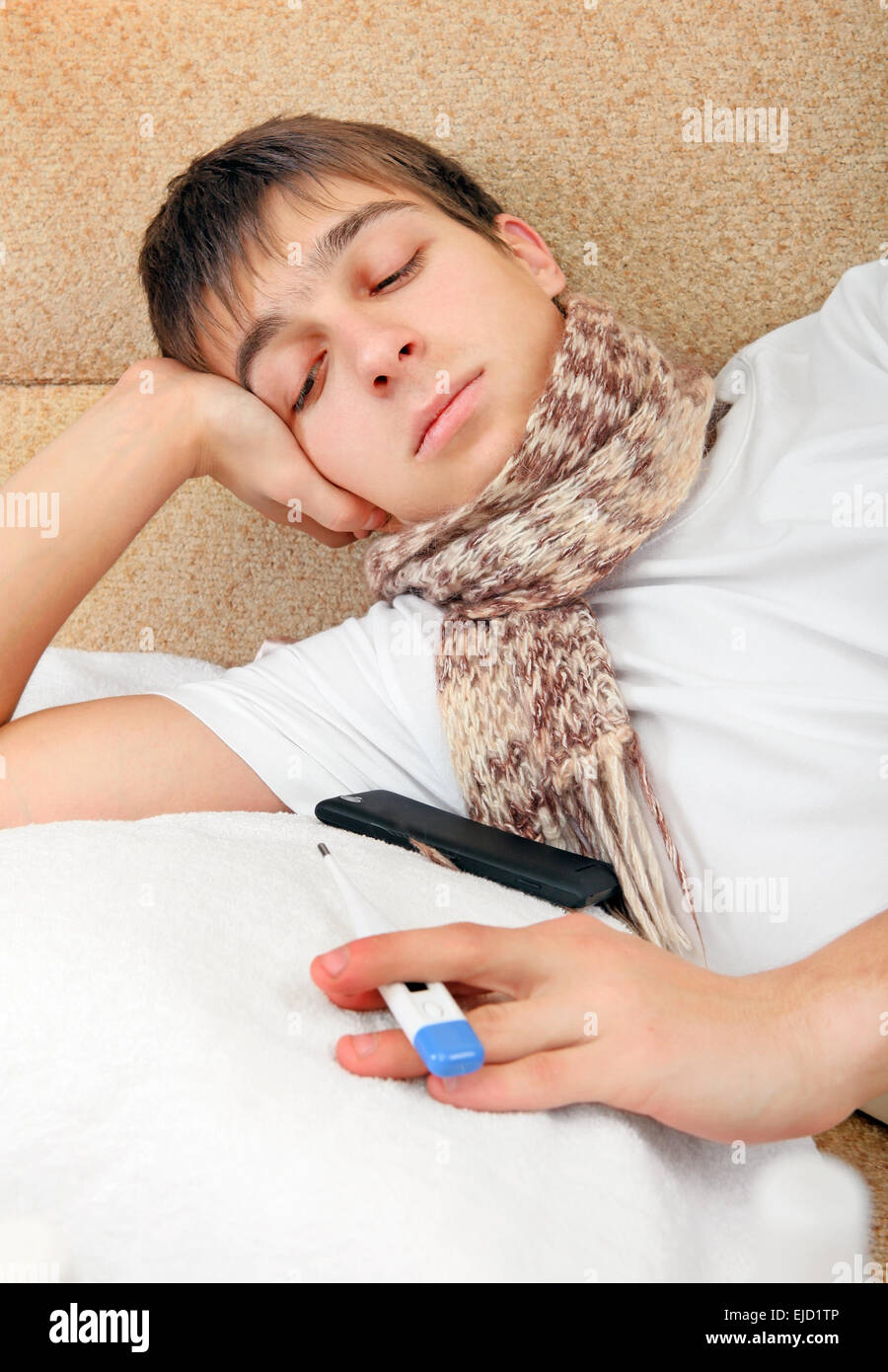 Malati di adolescente con termometro Foto Stock