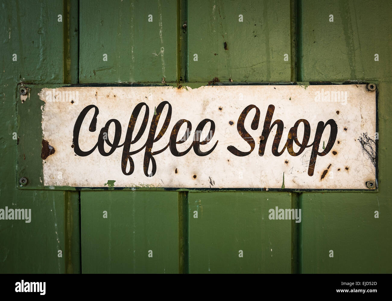 Retrò rustico Coffee Shop segno su un verde Storefront in legno Foto Stock