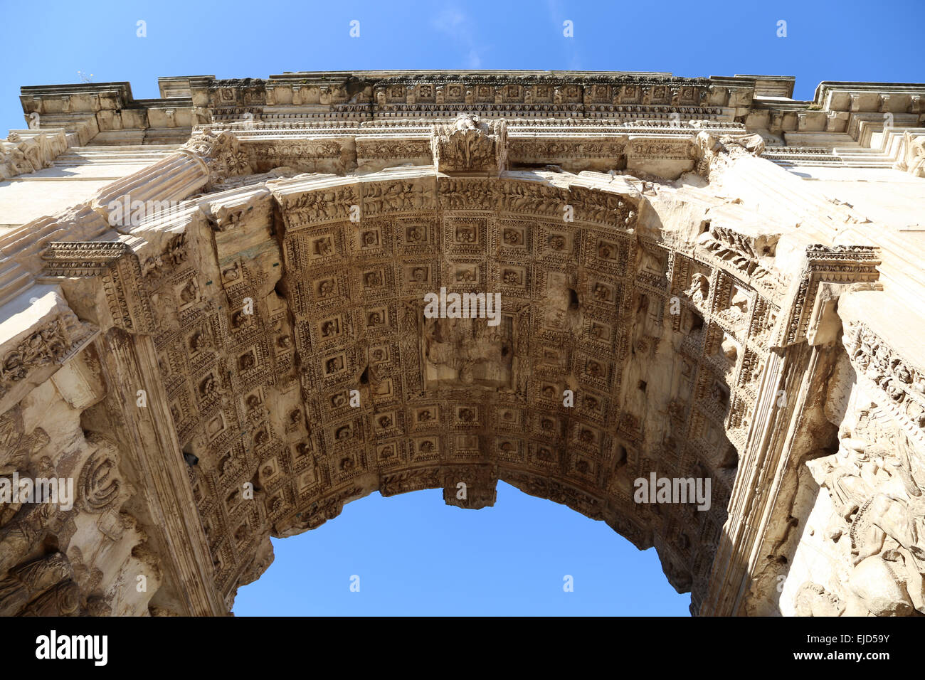 L'Italia. Roma. Arco di Tito. Costruito nel 82 D.C. dall'imperatore Domiziano per commemorare Tito' vittorie. Dettaglio Foto Stock