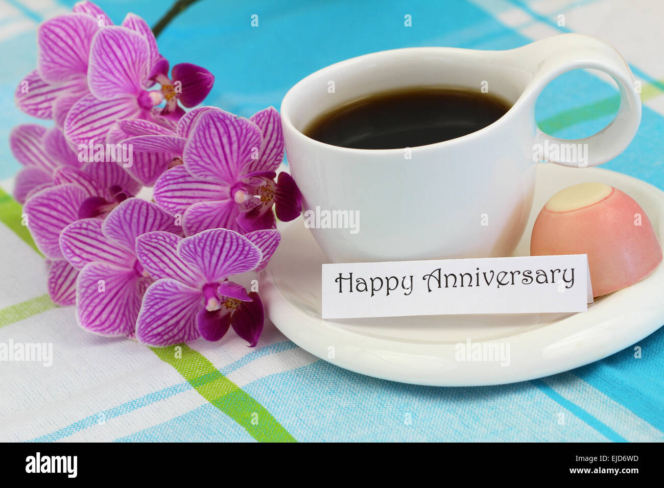 Felice anniversario card con orchidea rosa e la tazza di caffè Foto Stock