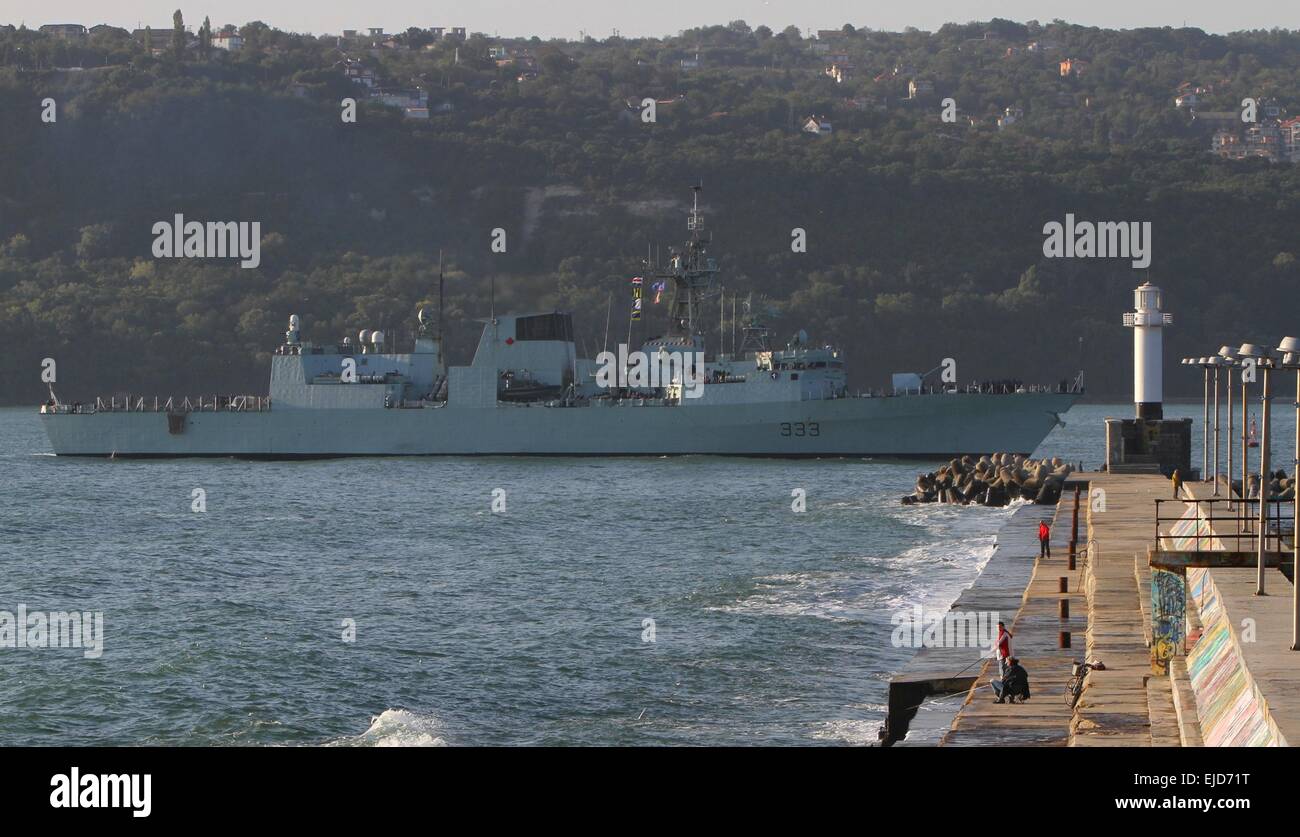 Nave da Guerra Canadese HMCS Toronto entra nel Mar Nero città di Varna Harbour, a est della capitale bulgara Sofia, Venerdì, Sett. 19, 2014. HMCS canadese di Toronto e la nave da guerra spagnola ESP Almirante Juan de Borbon sono su una tre giorni di visita in Bulgaria durante la NATO Foto Stock