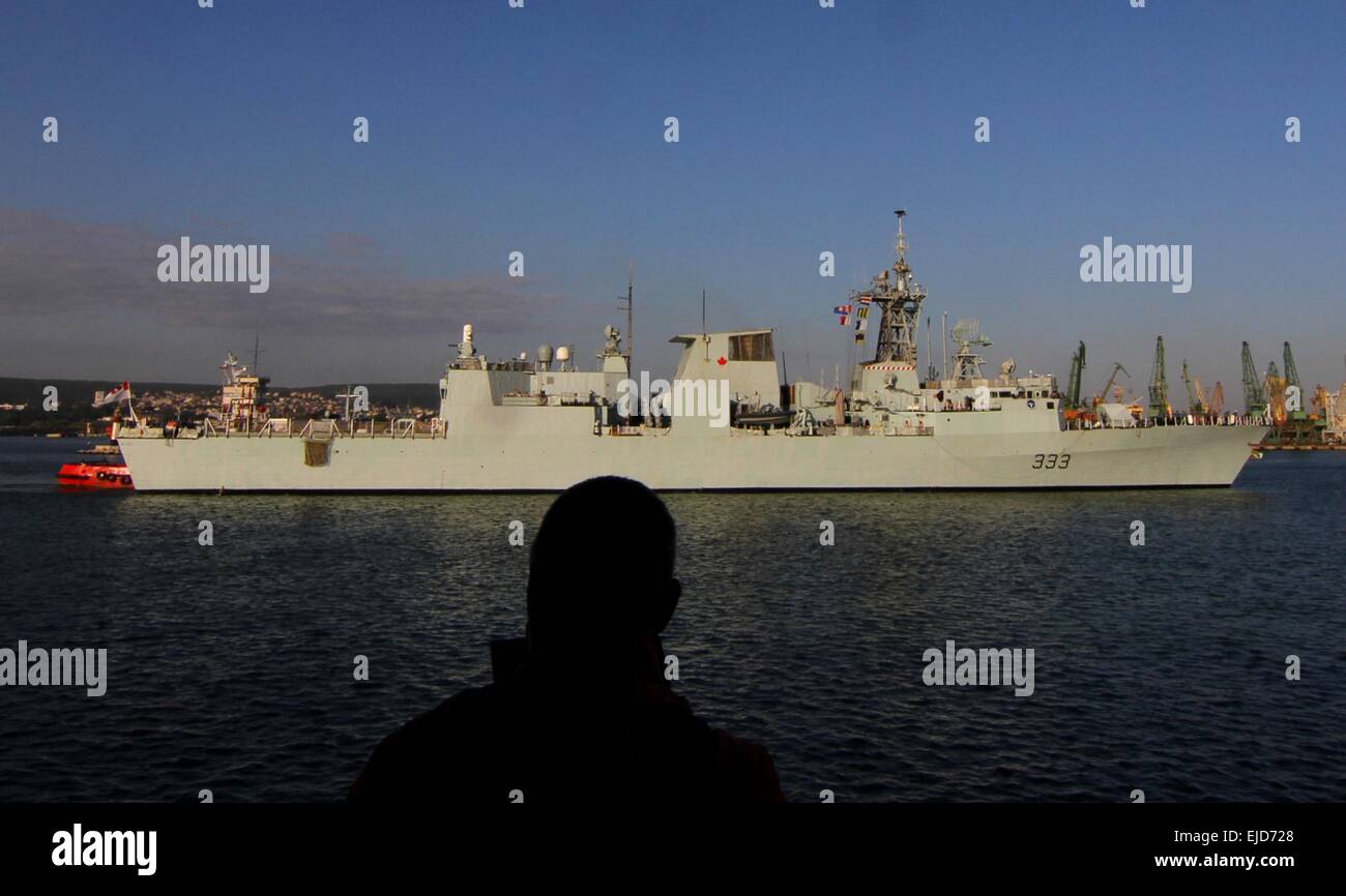 Nave da Guerra Canadese HMCS Toronto entra nel Mar Nero città di Varna Harbour, a est della capitale bulgara Sofia, Venerdì, Sett. 19, 2014. HMCS canadese di Toronto e la nave da guerra spagnola ESP Almirante Juan de Borbon sono su una tre giorni di visita in Bulgaria durante la NATO Foto Stock