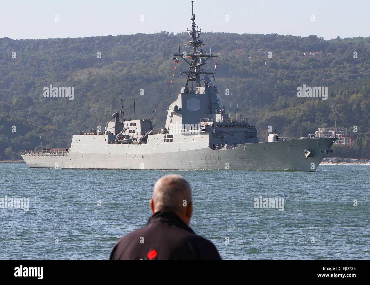 Nave da Guerra spagnola ESP Almirante Juan de Borbon entra nel Mar Nero città di Varna Harbour, a est della capitale bulgara Sofia, Venerdì, Sett. 19, 2014. HMCS canadese di Toronto e la nave da guerra spagnola ESP Almirante Juan de Borbon sono su una tre giorni per la visita a Bulga Foto Stock