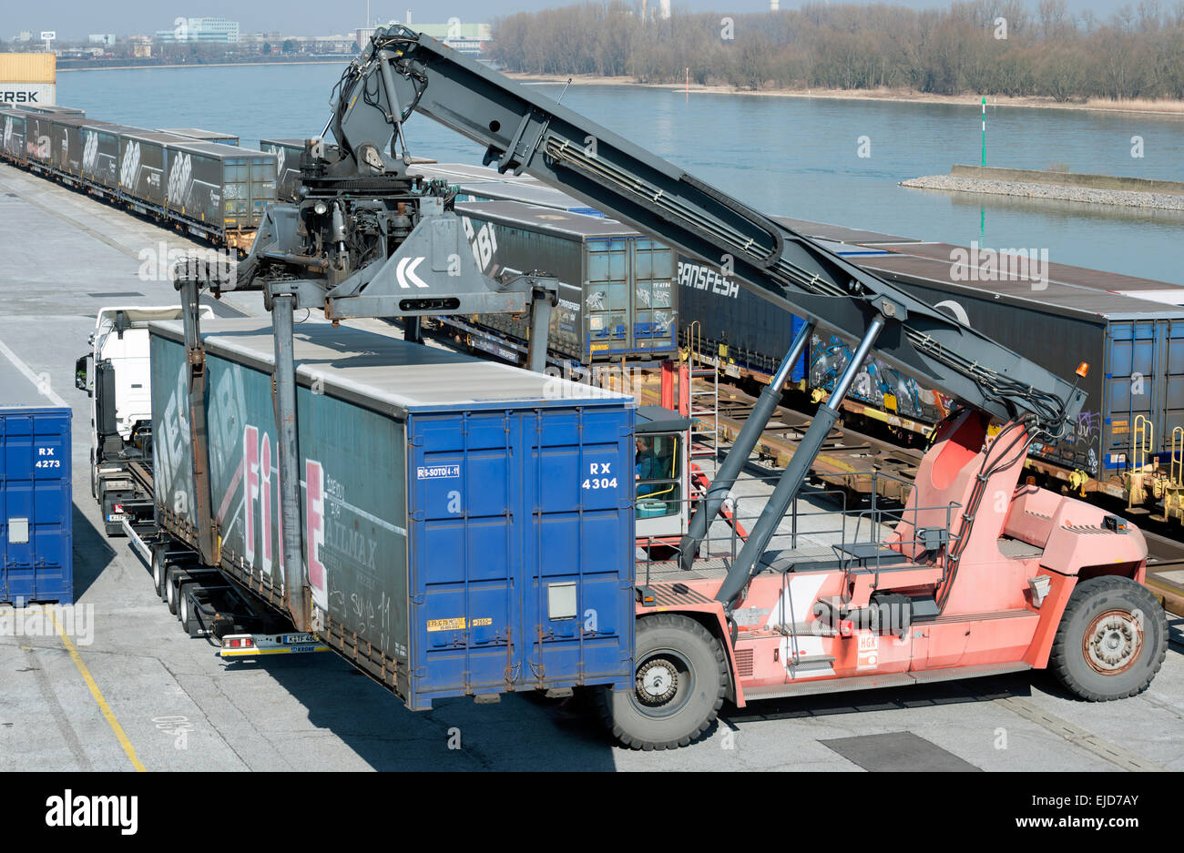 Contenitore caricato su camion a Niehl 1 terminale per container, Colonia, Germania. Foto Stock Contenitore caricato su camion a Niehl 1 terminale per container, Colonia, Germania. Foto Stock