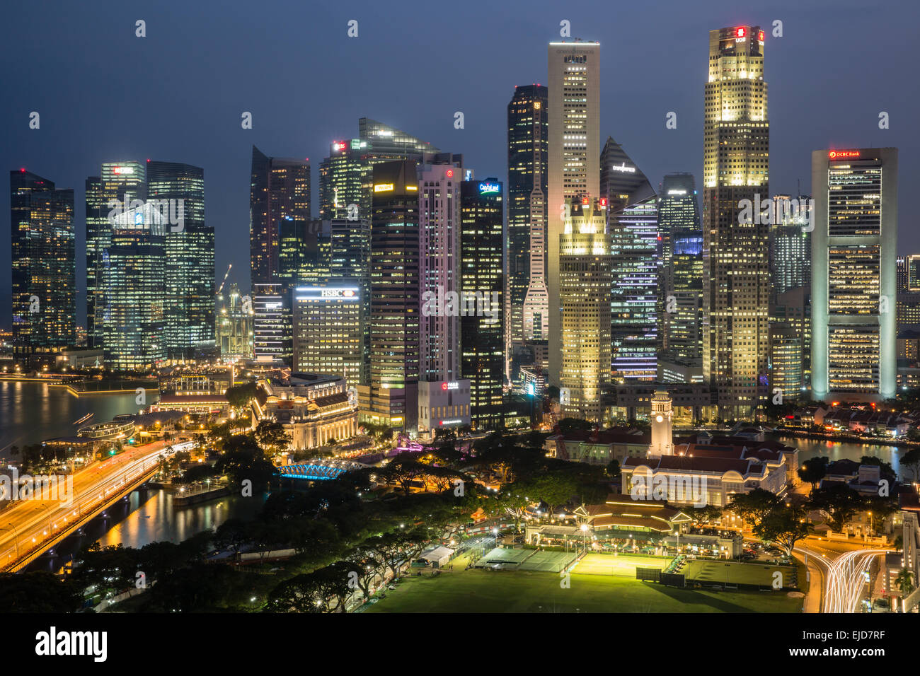 La notte di Singapore Skyline al crepuscolo Foto Stock