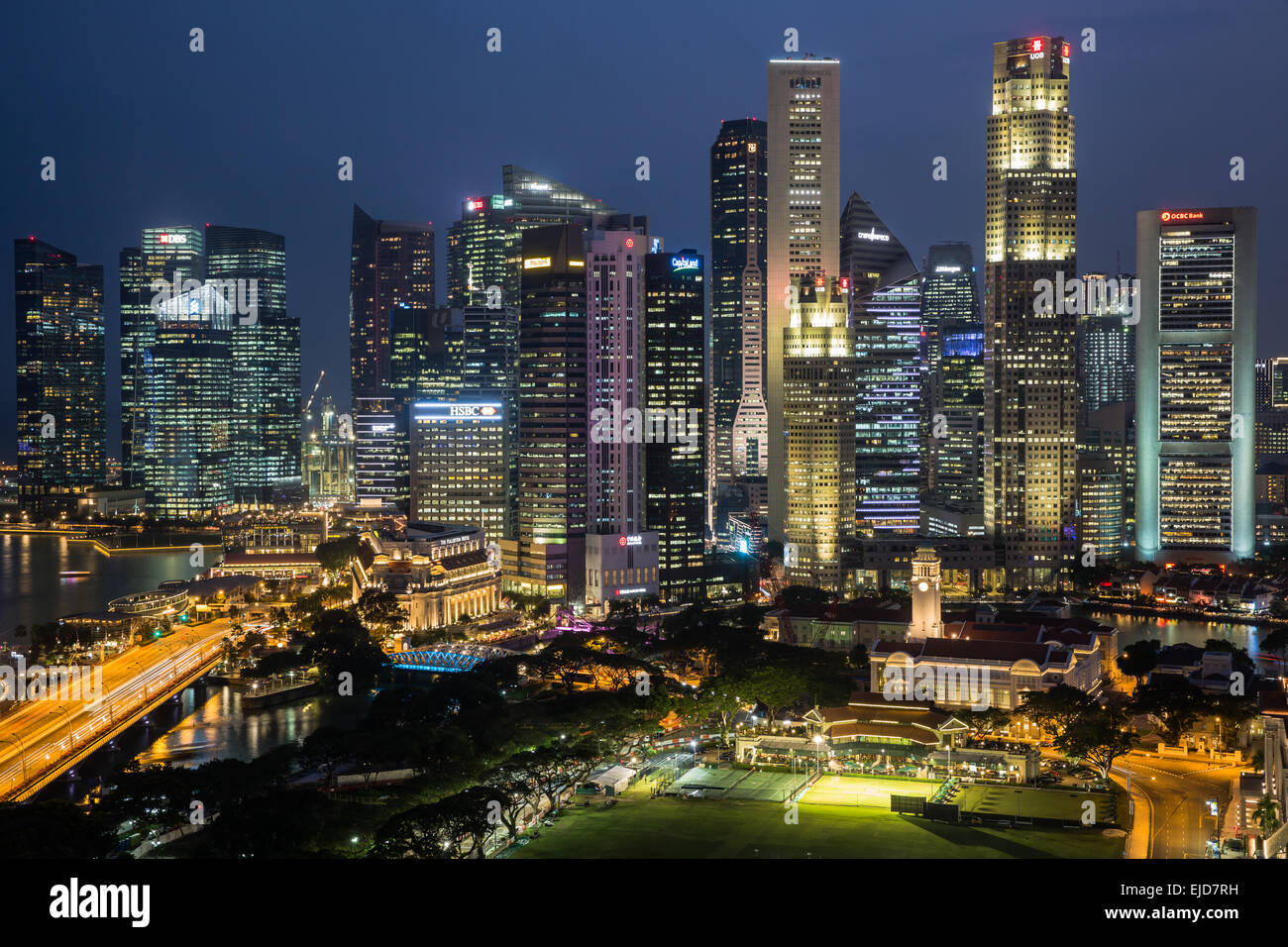 Lo skyline di Singapore al crepuscolo Foto Stock