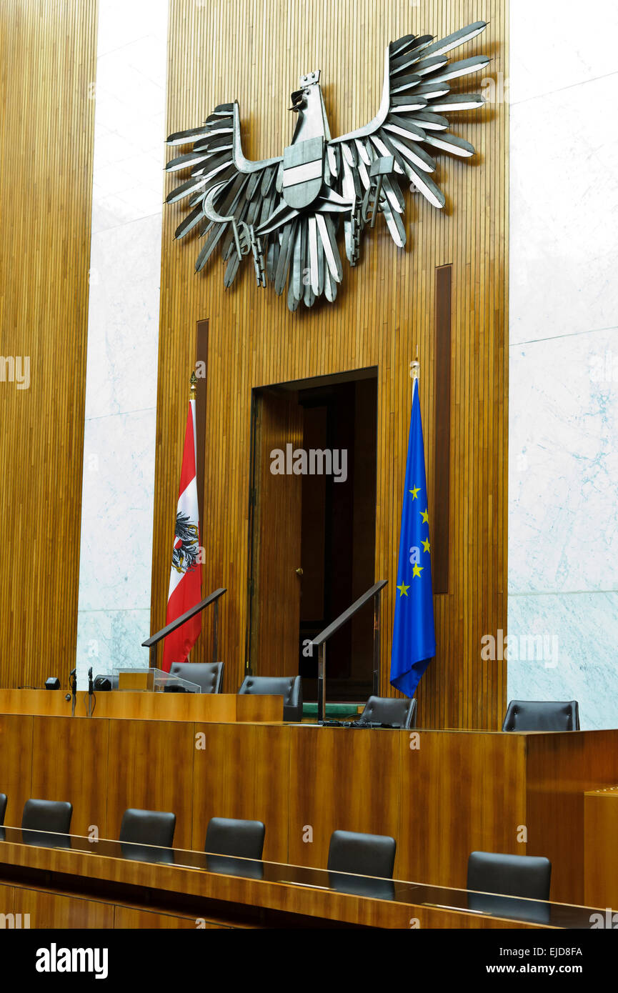 Un Eagle Crest sulla parete in legno nel Consiglio nazionale Camera al parlamento austriaco edificio, Vienna, Austria. Foto Stock