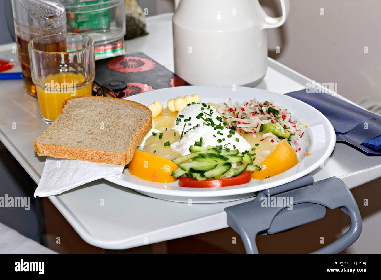 Tedesco ospedale comodino cibo servito su un vassoio la tabella, Germania Foto Stock