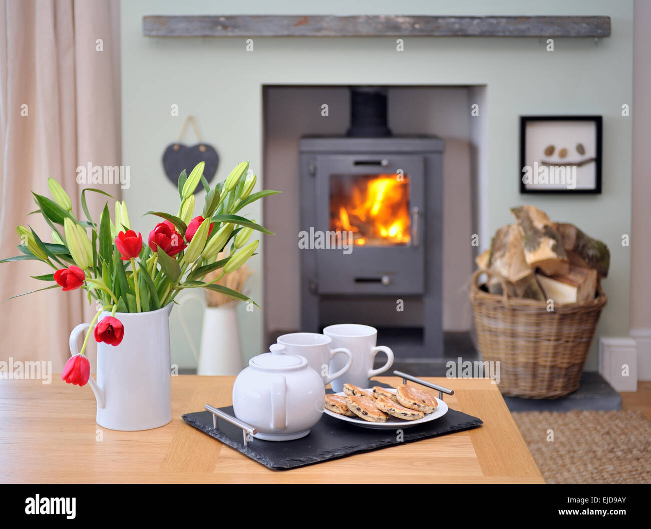 Interior design camino con vaso di fiori e tè Foto Stock