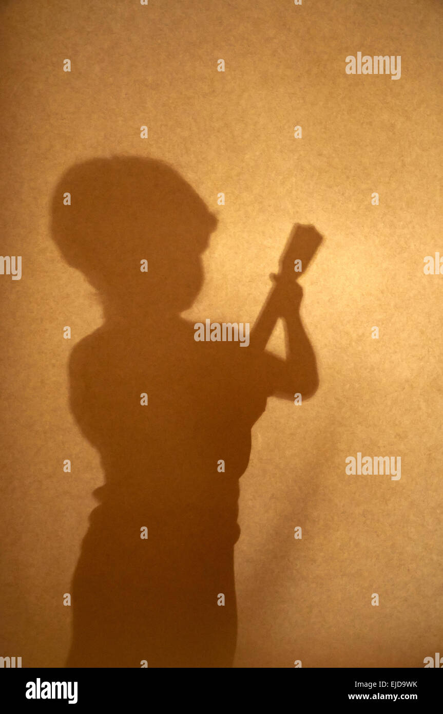 Seppia silhouette di un ragazzo a suonare la chitarra Foto Stock