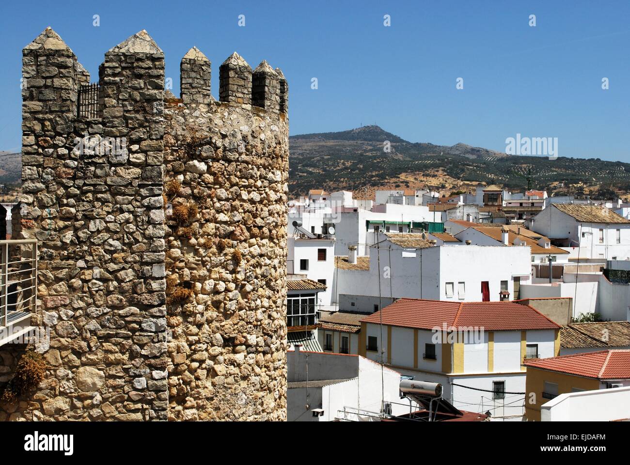 Merli del castello e parte della città (Castillo de los Condes de Cabra), Cabra, in provincia di Cordoba, Andalusia, Spagna, Europa occidentale Foto Stock
