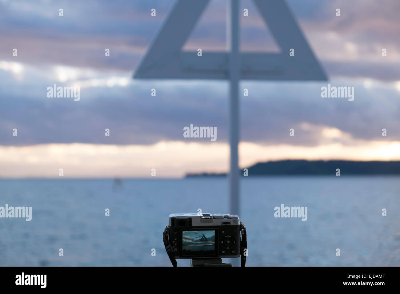 Fujifilm X100 fotocamera impostata su un treppiede con scena visibile nel lunotto al Lago Taupo, Nuova Zelanda. Foto Stock