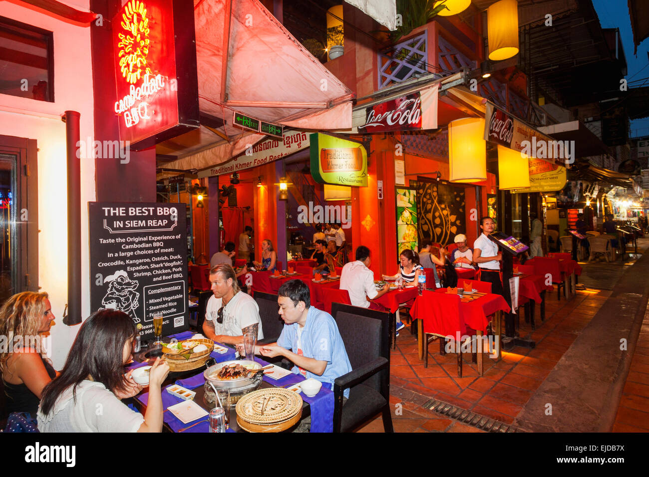 Cambogia Siem Reap, Pub Street, i turisti di pranzare in ristoranti Foto Stock