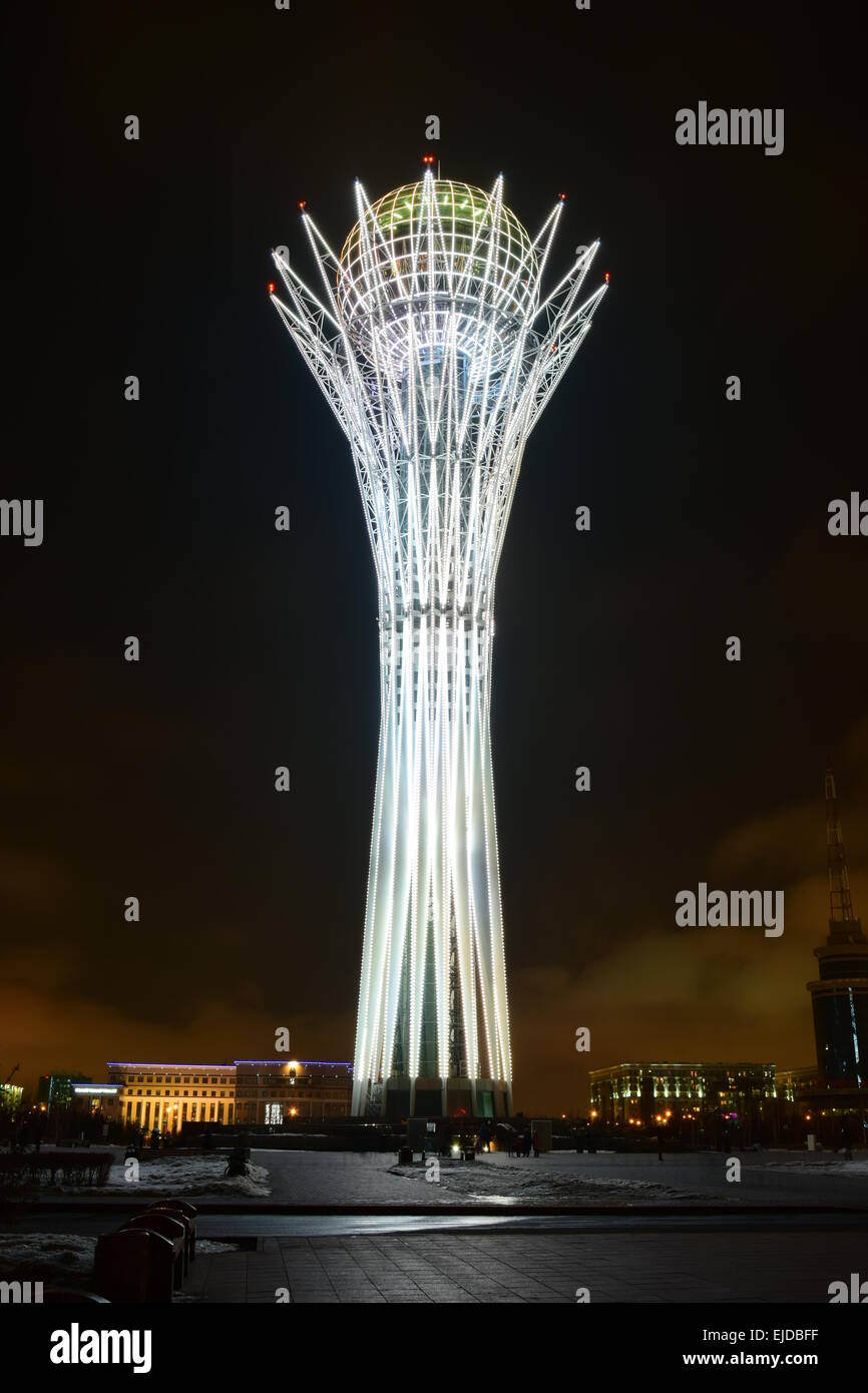 La torre BAITEREK ad Astana, Kazakistan, illuminata di notte Foto Stock