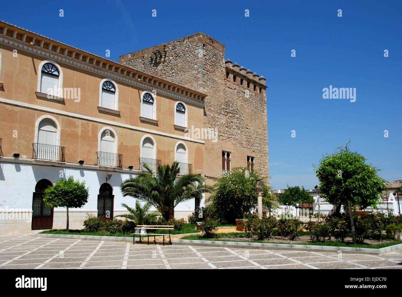 Vista del cortile del castello (Castillo de los Condes de Cabra) e merlature, Cabra, in provincia di Cordoba, Andalusia, Spagna. Foto Stock
