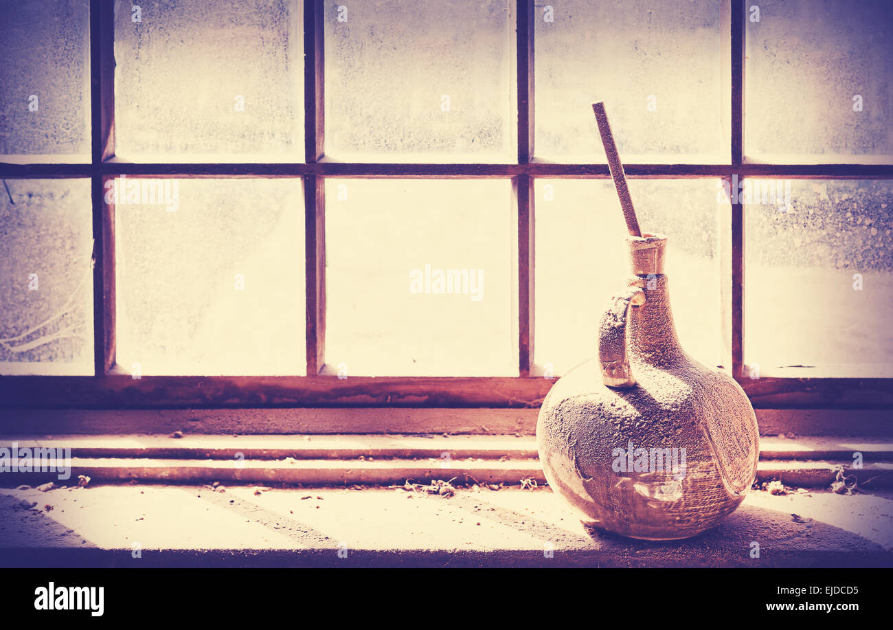 Vintage filtrata sfondo rustico, vecchio vaso sulla finestra una schifezza. Foto Stock