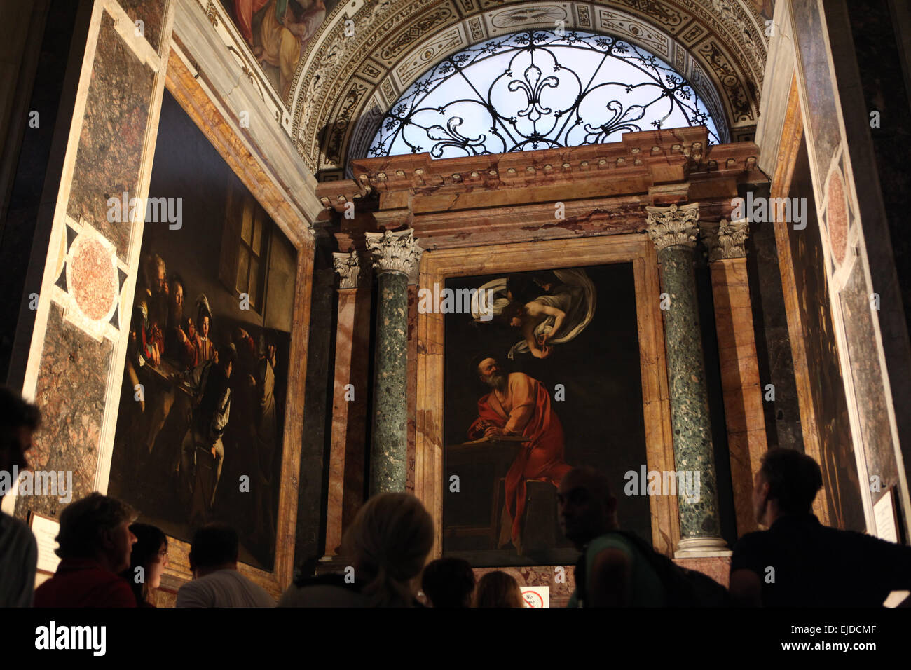 Ispirazione di San Matteo. La pittura di Caravaggio nella cappella Contarelli in San Luigi dei Francesi chiesa in Roma, Italia. Foto Stock