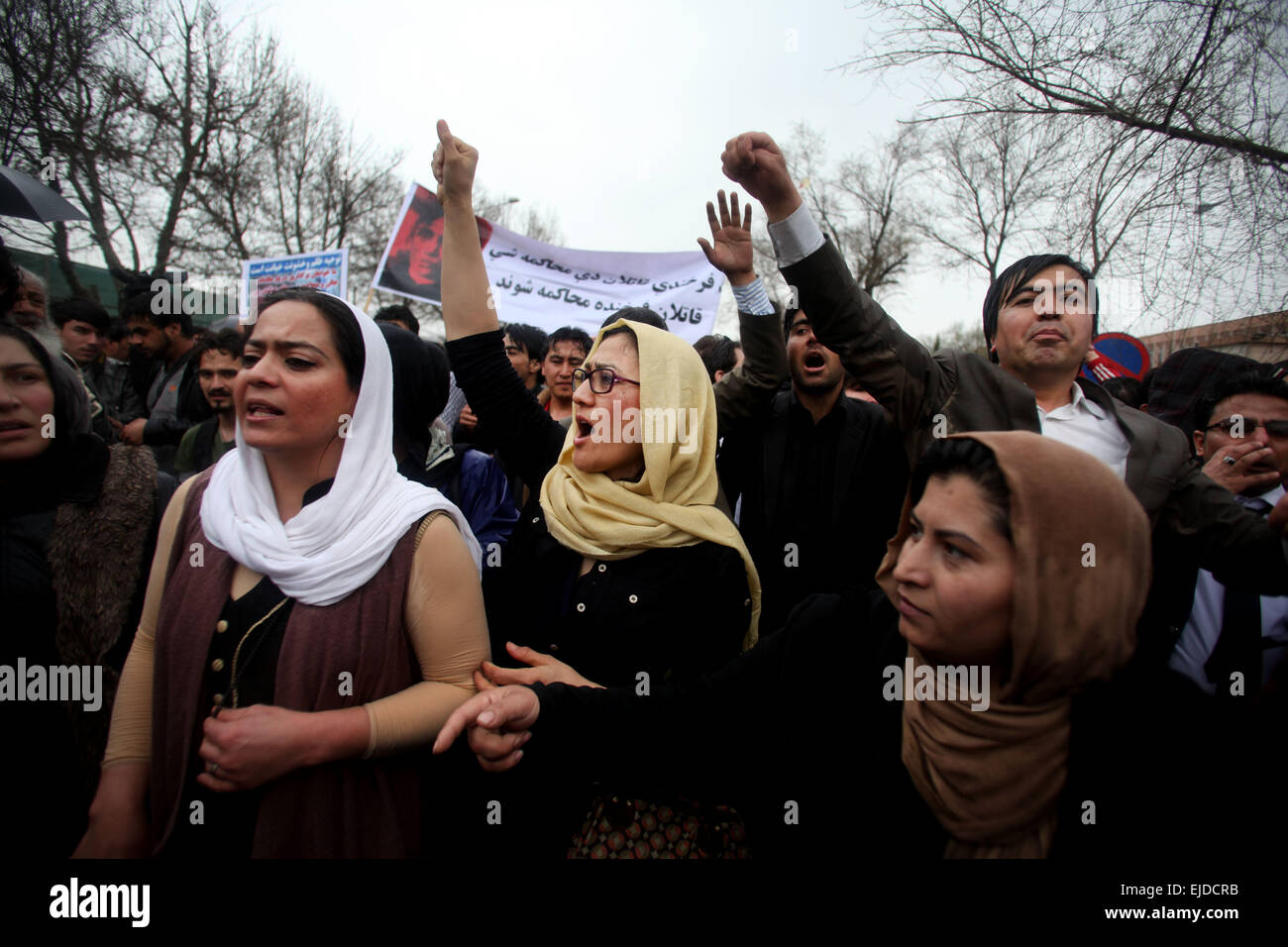 A Kabul, Afghanistan. 24 Mar, 2015. Il popolo afghano gridare slogan durante una manifestazione di protesta chiedendo giustizia per una donna che è stato picchiato a morte a Kabul, Afghanistan, Marzo 24, 2015. Un arrabbiato mob battere una donna a morte e bruciato il suo corpo il 19 marzo per presunto la masterizzazione di una copia del Corano a Kabul, dei funzionari di polizia ha detto. Credito: Ahmad Massoud/Xinhua/Alamy Live News Foto Stock