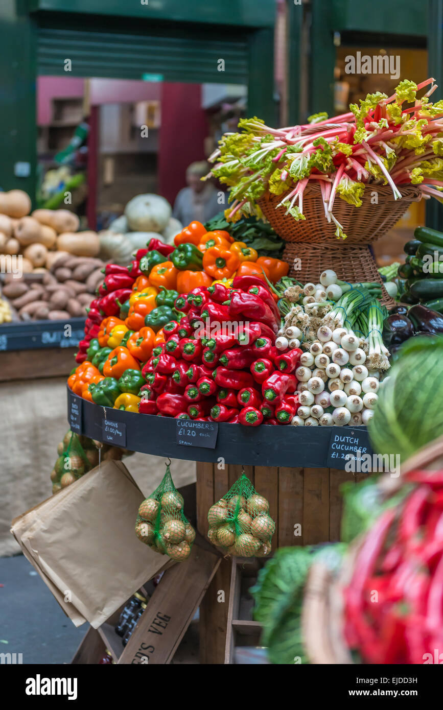 Colorate di stallo del mercato della frutta e delle verdure fresche compresi peperoni, cipolle e rabarbaro Foto Stock