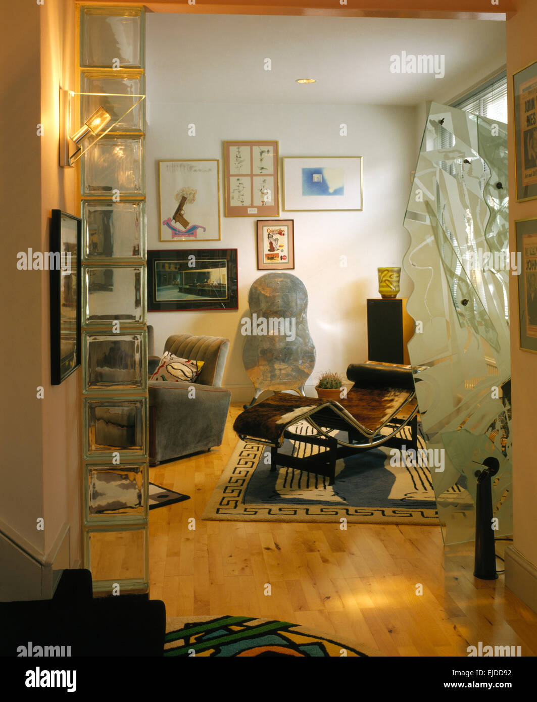 Sculture in vetro e mattoni in vetro con una collezione di opere d'arte negli anni ottanta un soggiorno Foto Stock
