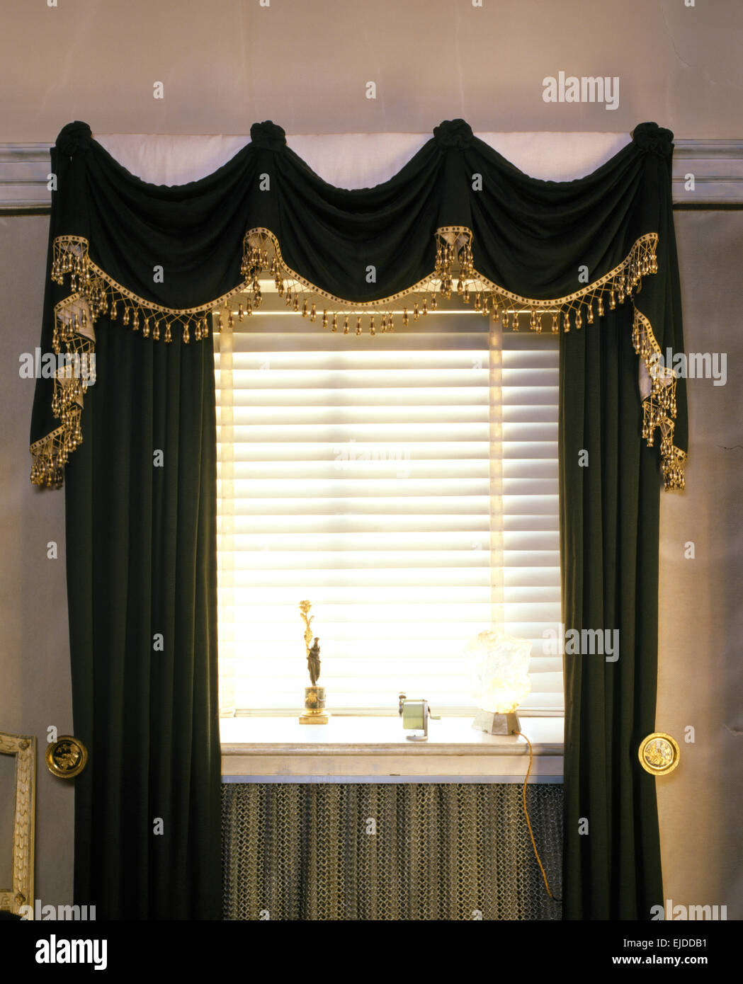 Opulenti rifinito in oro tende nere in camera da letto a Monkton, ex casa di Edward James Foto Stock