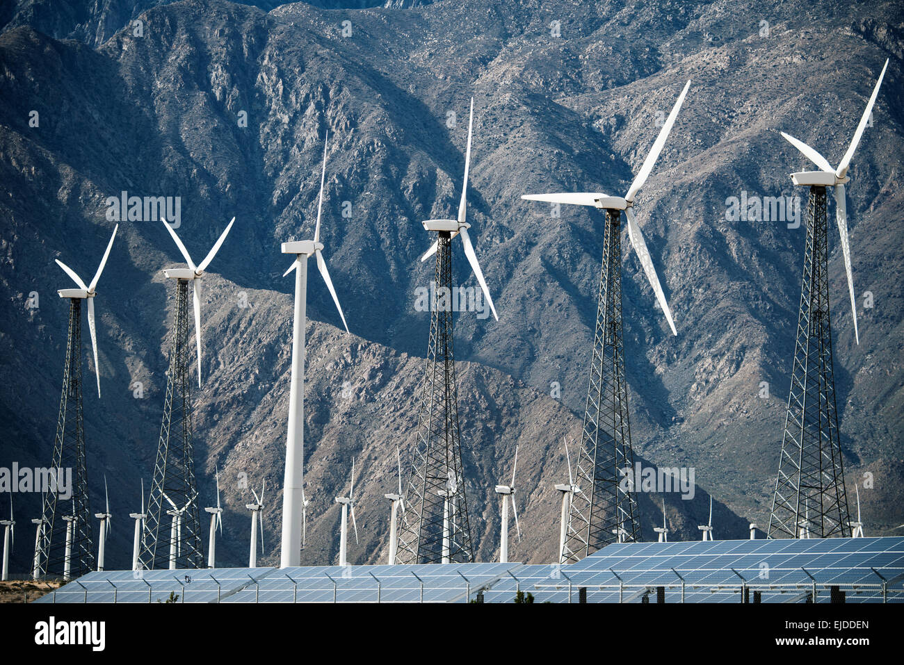Wind Turbine di potenza nel paesaggio. Un gran numero di poteri di turbina su una pianura contro uno sfondo montano. Foto Stock