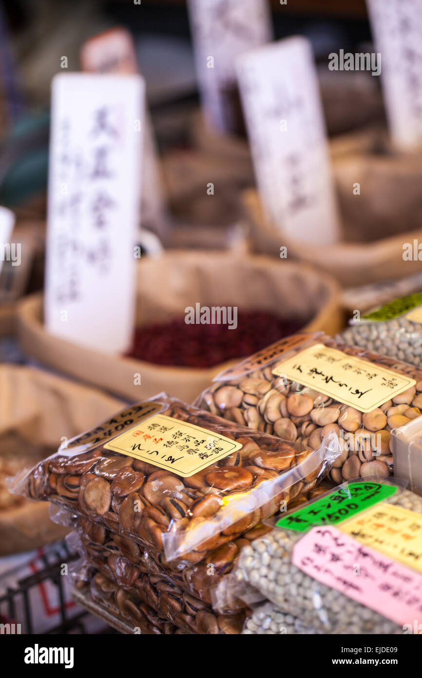 Cibi esotici sul display nel mercato tradizionale in Giappone. Foto Stock