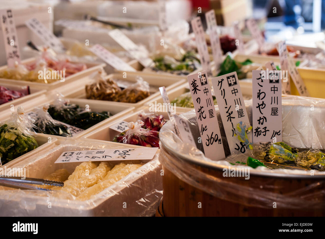Cibi esotici sul display nel mercato tradizionale in Giappone. Foto Stock