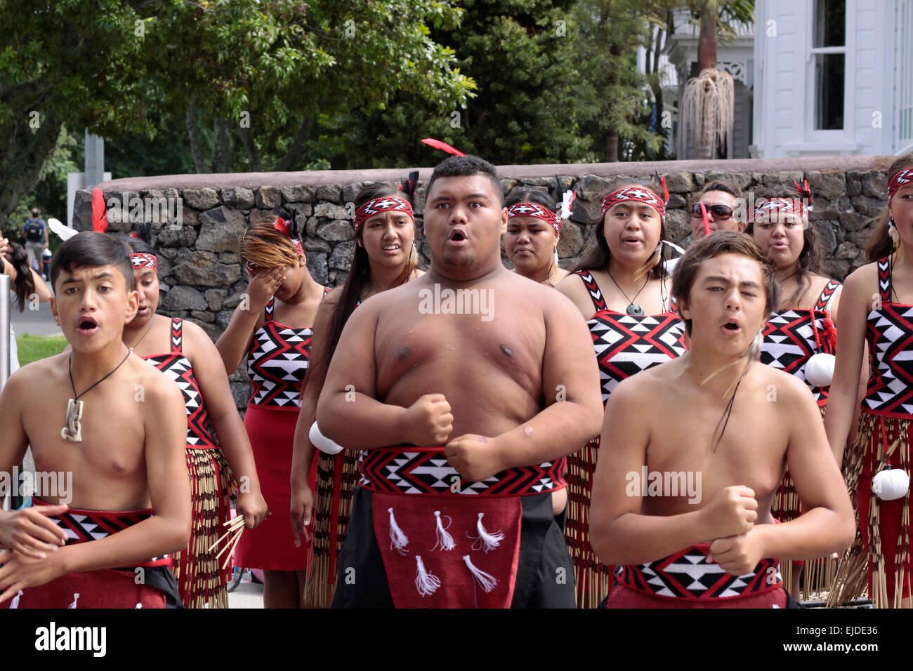 Auckland, Nuova Zelanda. Il 24 marzo 2015. Giovani maori Haka eseguire il grido di guerra la danza al di fuori della ICC Cricket World Cup 2015 in Eden Park Rugby Stadium durante la semifinale partita internazionale di un giorno ODI match tra la Nuova Zelanda e il Sud Africa in Auckland in Nuova Zelanda Martedì, Marzo 24, 2015. Credito: Aloysius Patrimonio/Alamy Live News Foto Stock