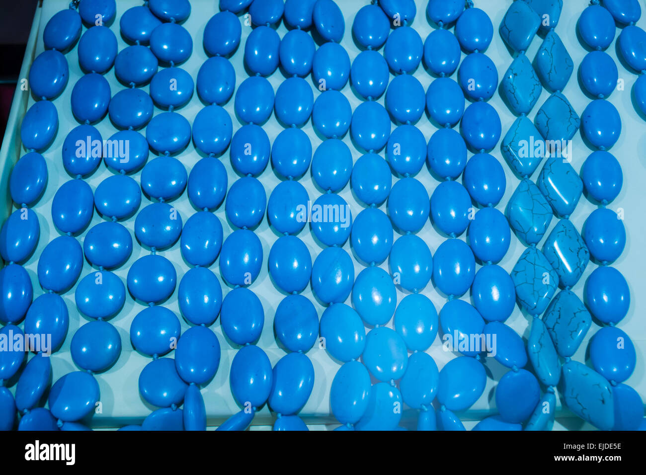 Blu-turchese semi preziose gemme e gioielli collane Foto Stock