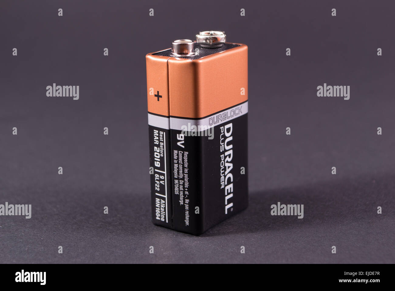 UFA/BASHKORTOSTAN - RUSSIA 18 Marzo 2015 - Una batteria 9v sorge in attesa  di essere utilizzato per fornire una fonte di alimentazione portatile per  molti de Foto stock - Alamy