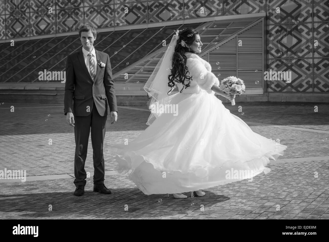 UFA/BASHKORTOSTAN RUSSIA XXI Marzo 2015 - Una fresca coppia di sposi celebrare con la donna fa roteare nella danza Foto Stock