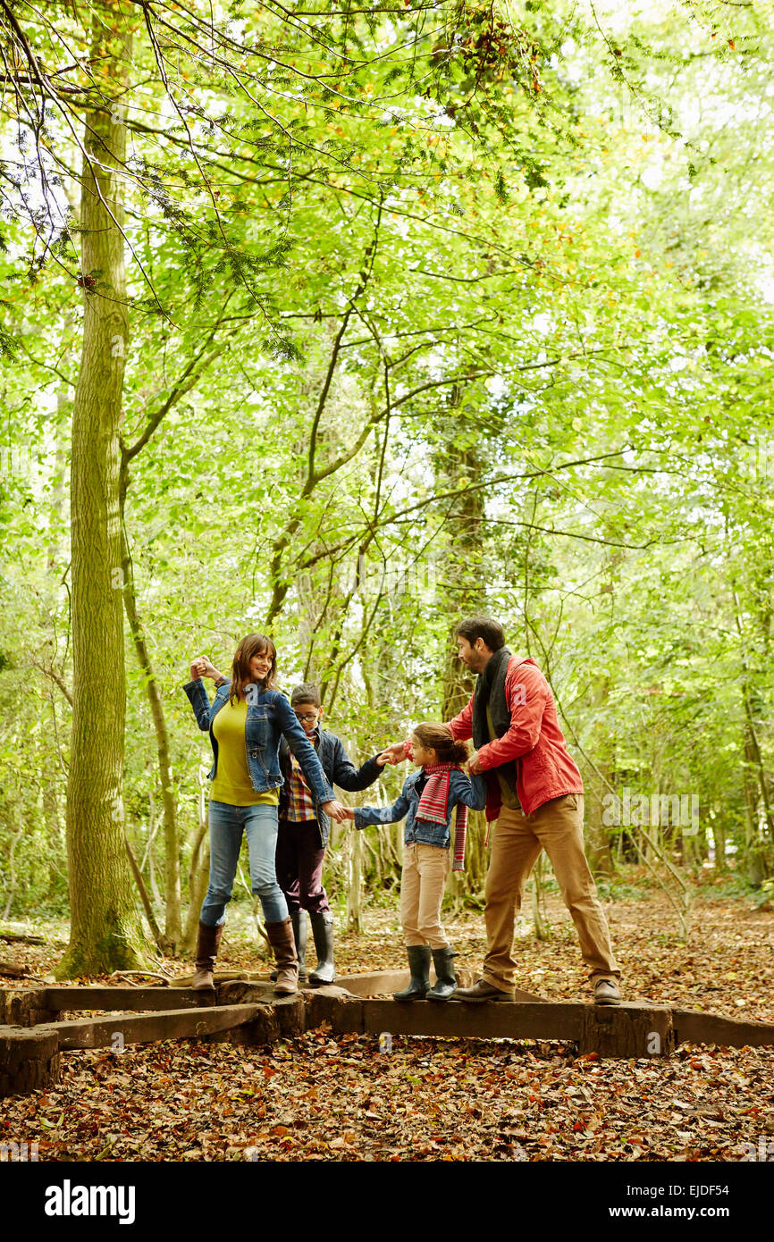 Boschi di faggio in autunno. Quattro persone, una famiglia nel bosco Foto Stock