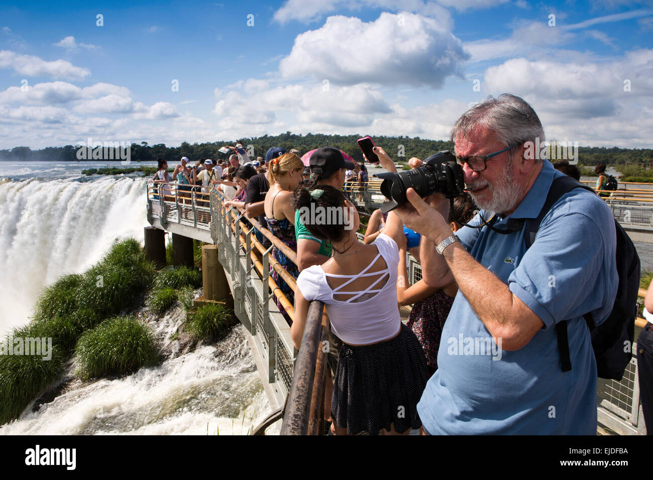 Argentina, Iguazu Falls National Park, turistico parlando foto di Garganta el Diablo cascata, dal punto di vista elevato Foto Stock