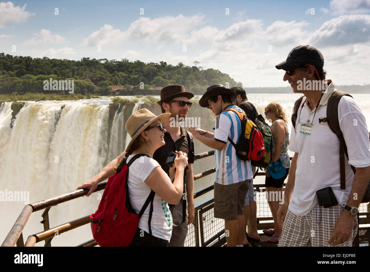 Arg437Argentina, Iguazu Falls National Park, i turisti a Garganta el Diablo cascata vewpoint Foto Stock