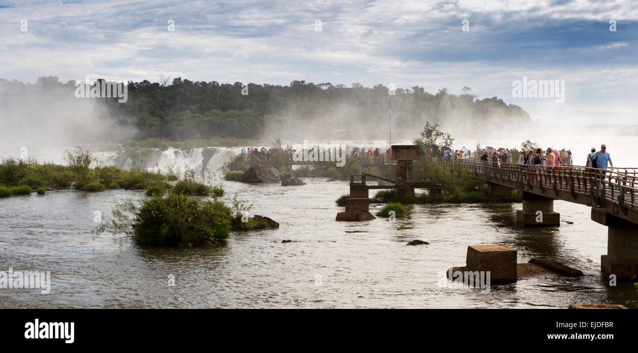 Argentina, Iguazu Falls National Park, i turisti a Garganta el Diablo cascata viewpoint, panoramica Foto Stock