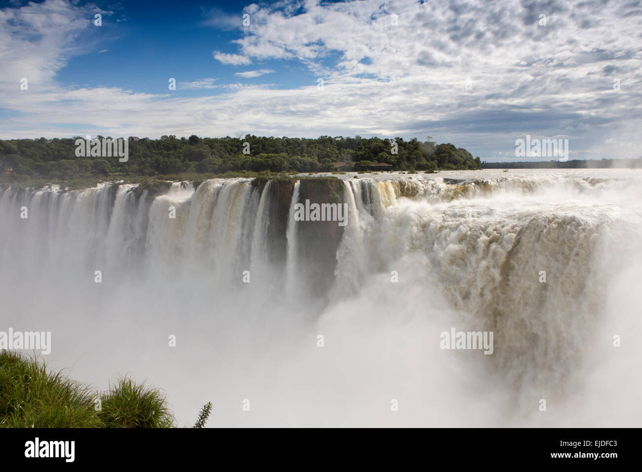 Argentina, Iguazu Falls National Park, La Garganta el Diablo cascata, vista sul Brasile Foto Stock