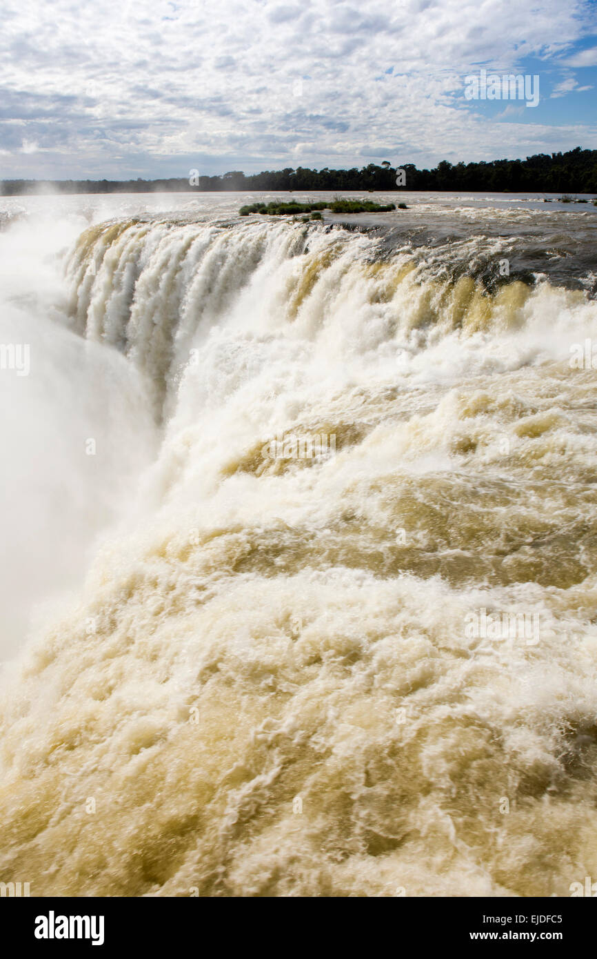Argentina, Iguazu Falls National Park, l'acqua che scorre su Garganta el Diablo cascata, Foto Stock