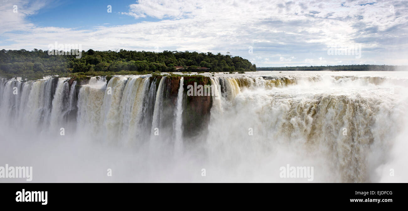 Argentina, Iguazu Falls National Park, La Garganta el Diablo cascata, vista panoramica attraverso la cascata in Brasile Foto Stock
