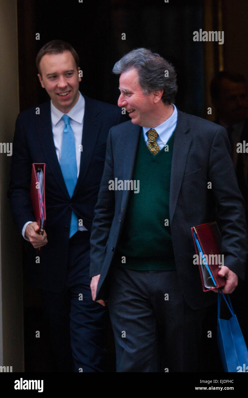 Londra, Regno Unito. Il 24 marzo 2015. Membri del gabinetto si riuniscono a Downing Street per il loro incontro settimanale. Nella foto: Oliver Letwin (R) e Matthew Hancock, Ministro di Stato per l'Energia, Ministro di Stato per Business e Enterprise. Credito: Paolo Davey/Alamy Live News Foto Stock
