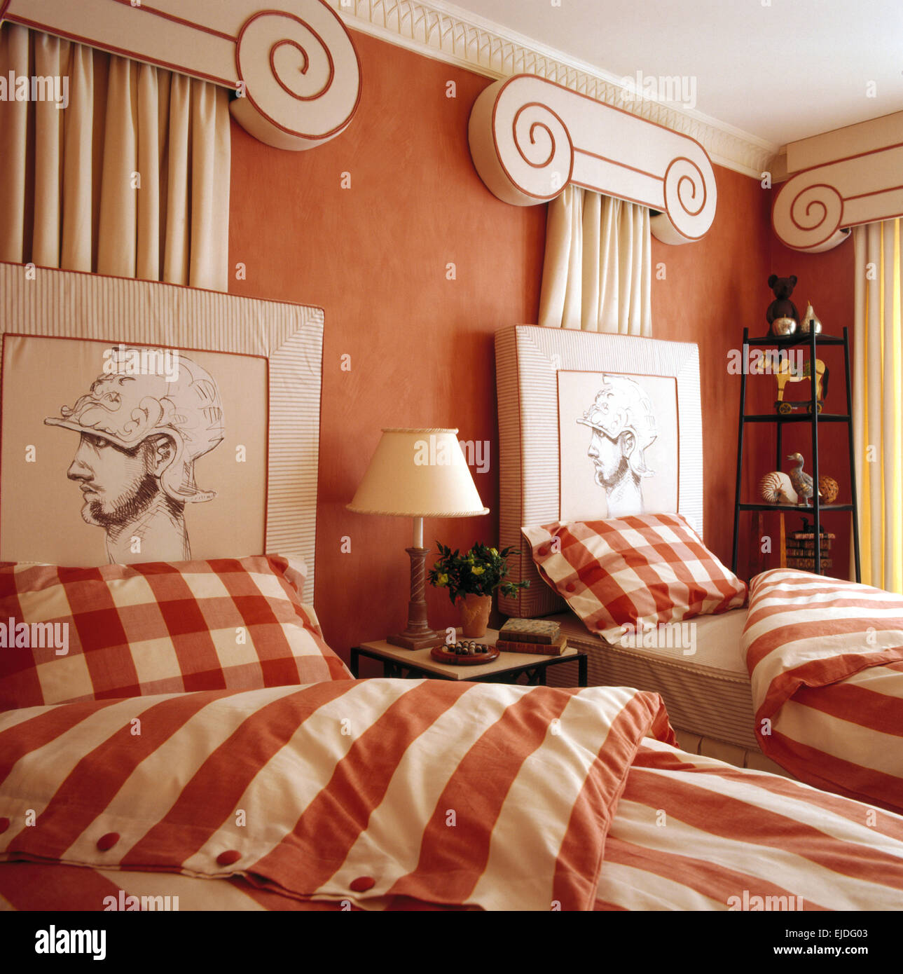 In terracotta degli anni ottanta camera da letto con due letti singoli con striature e verificata la biancheria da letto e dipinte di stile neo-classico testiere Foto Stock