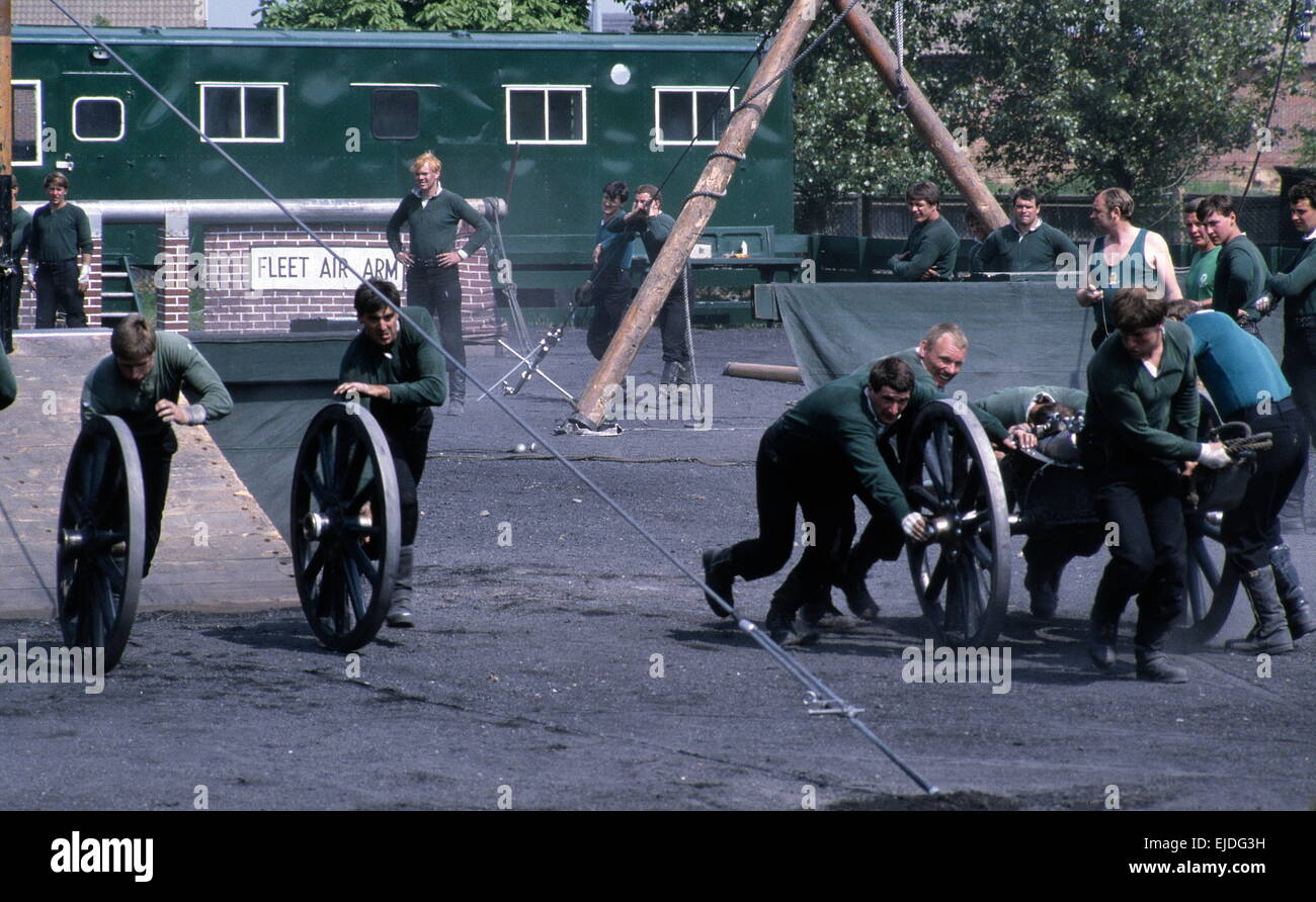 AJAXNETPHOTO. 1985. LEE ON SOLENT,Inghilterra. - FLEET AIR ARM campo di pistola equipaggio durante la pratica in HMS DAEDALUS. Foto:JONATHAN EASTLAND/AJAX REF:852405 Foto Stock