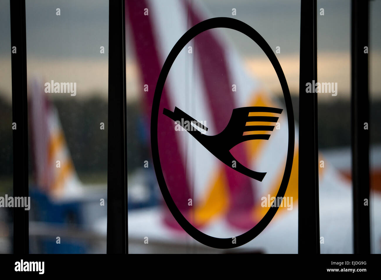 (FILE) - Un archivio foto datata 16 ottobre 2014 mostra il logo della compagnia aerea tedesca Lufthansa di fronte a Germanwings aeromobile a Koeln/Bonn Airport a Colonia, in Germania. Gli aeromobili Airbus della sussidiaria Lufthansa Germanwings, che si è schiantato nelle Alpi francesi, è stato più di 24 anni. Secondo le informazioni del 'Airfleets.net' sito web, l'aeromobile A320 tipo è stato consegnato a Lufthansa il 6 febbraio 1991. Foto: Rolf Vennenbernd/dpa Foto Stock