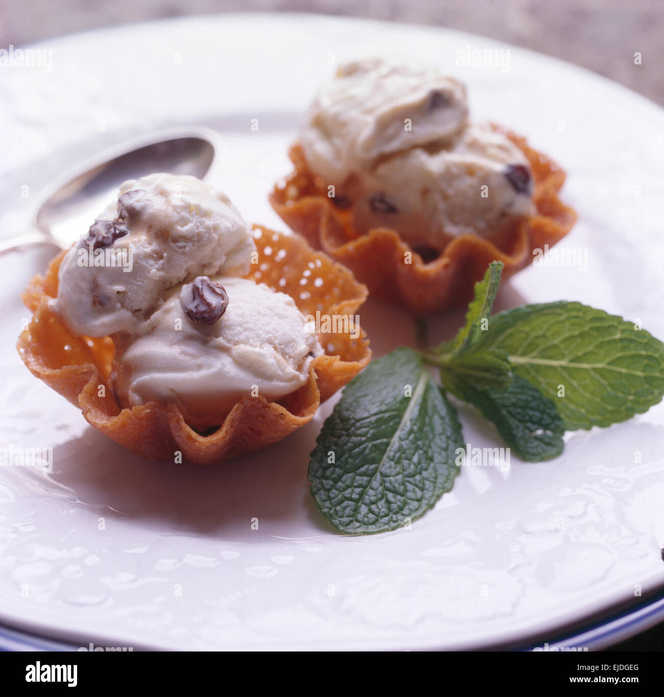Close-up di brandy snap cesti riempiti con rum+raisin ice cream Foto Stock