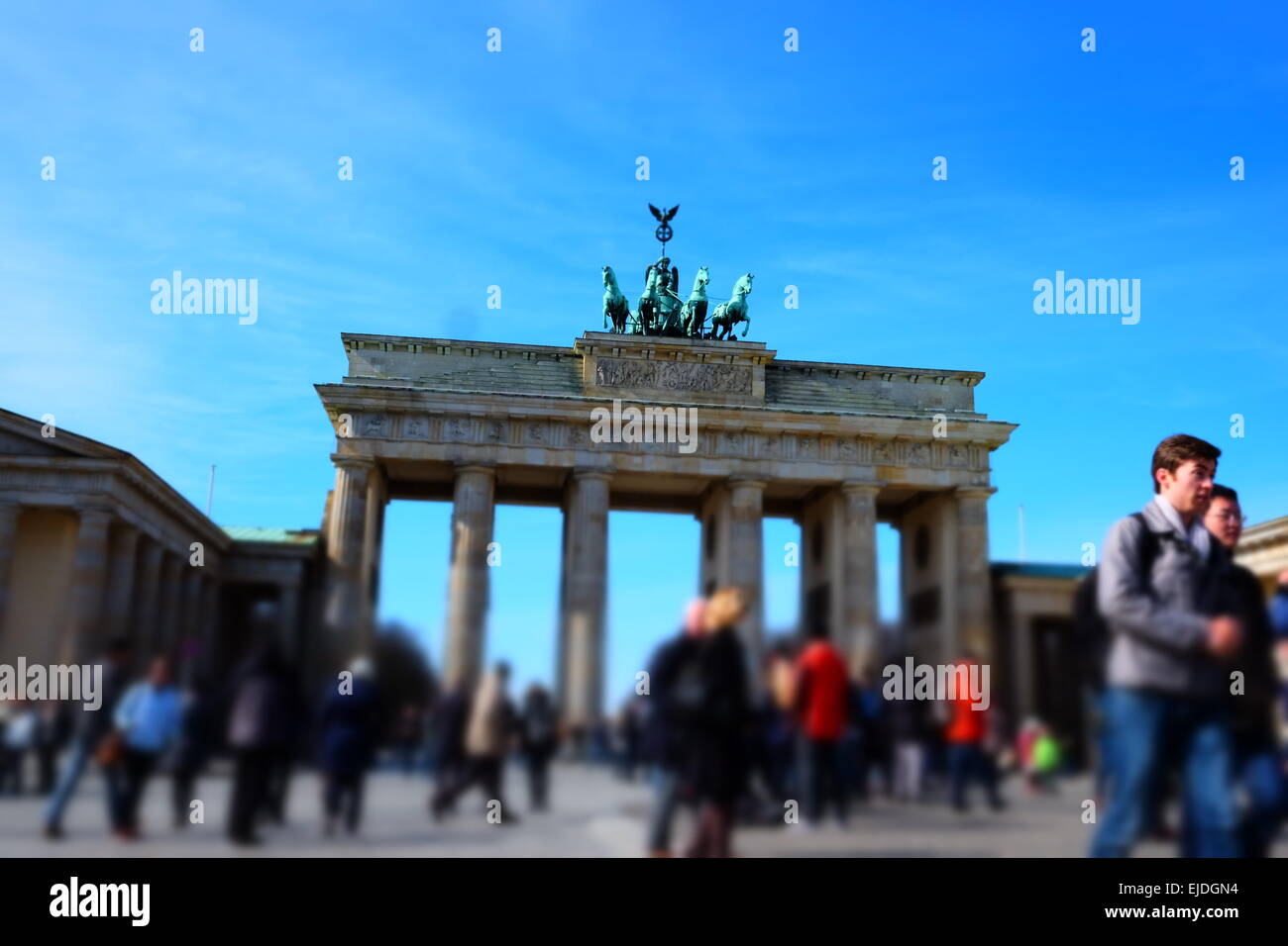 Berlino, Porta di Brandeburgo in una giornata di sole Foto Stock