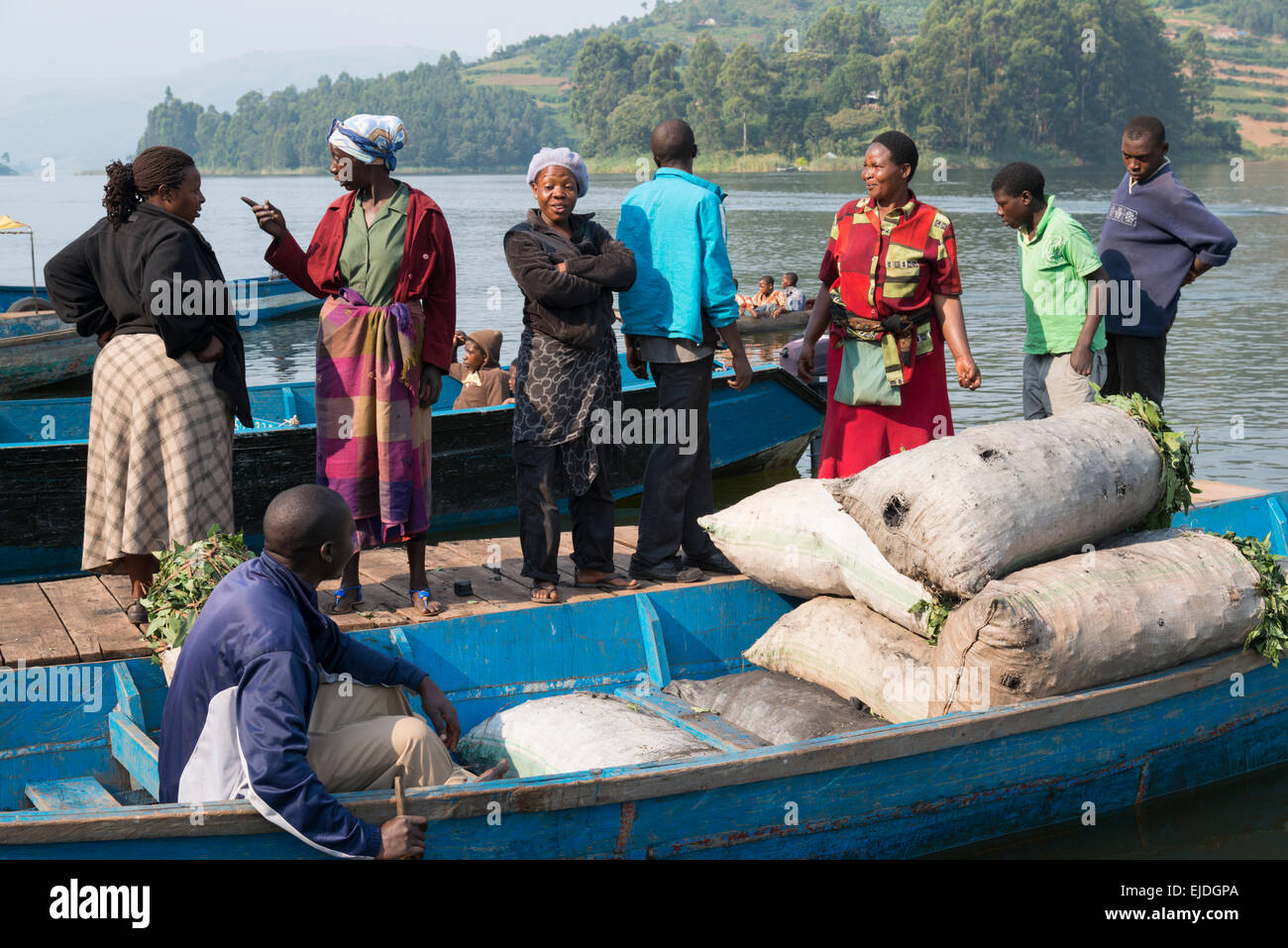 Mercato settimanale al boat landing. Il lago Bunyonyi e. Uganda. Foto Stock