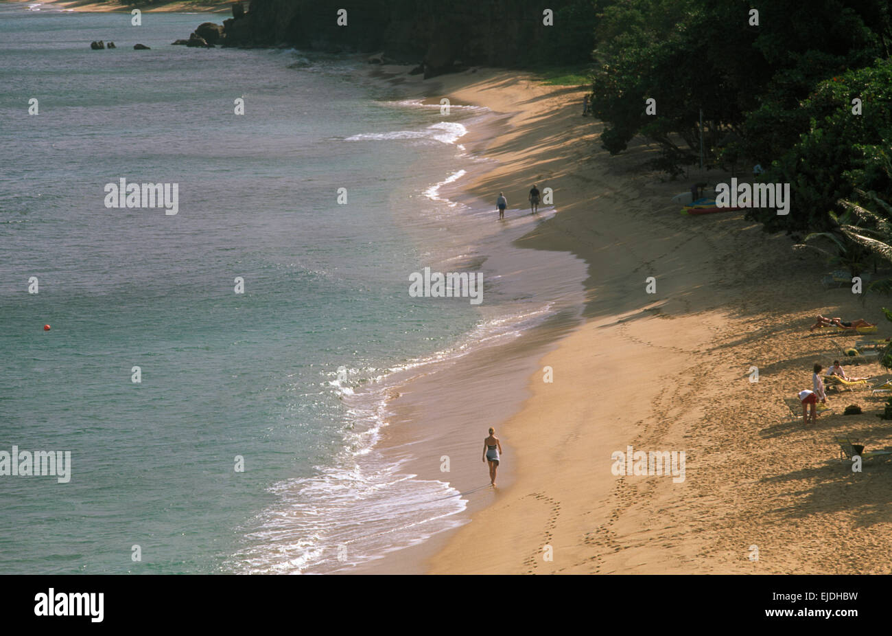 Vista aerea di persone a piedi lungo la spiaggia su un isola dei Caraibi Foto Stock