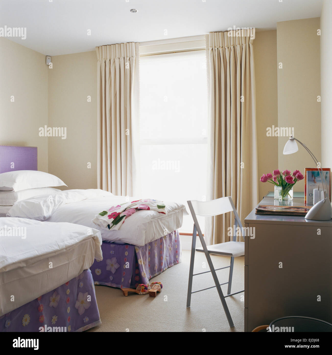 Mauve curtains immagini e fotografie stock ad alta risoluzione - Alamy