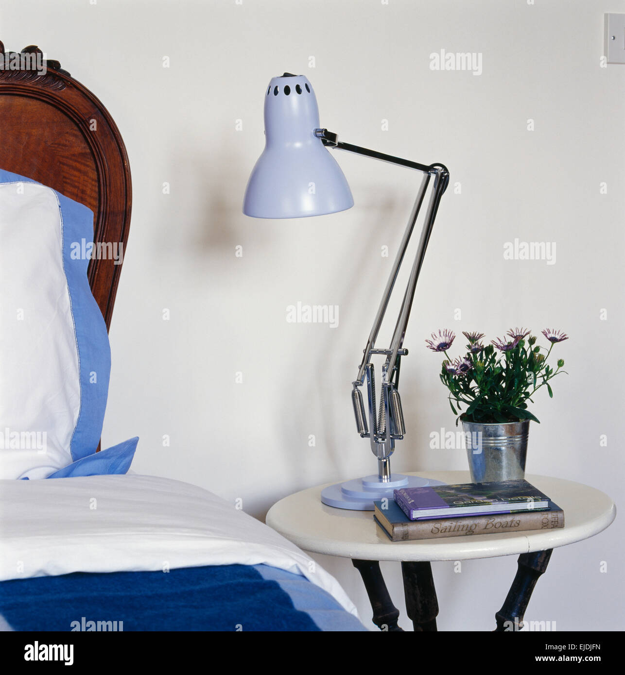 Blu pallido stile Anglepoise sulla lampada circolare piccolo comodino Foto Stock