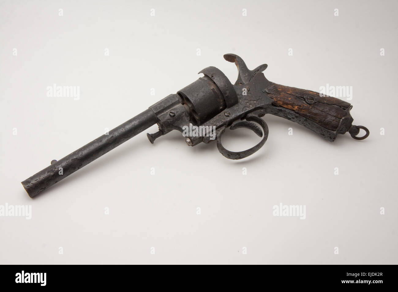 Vecchio stile revolver Colt arrugginiti e danneggiata Foto Stock